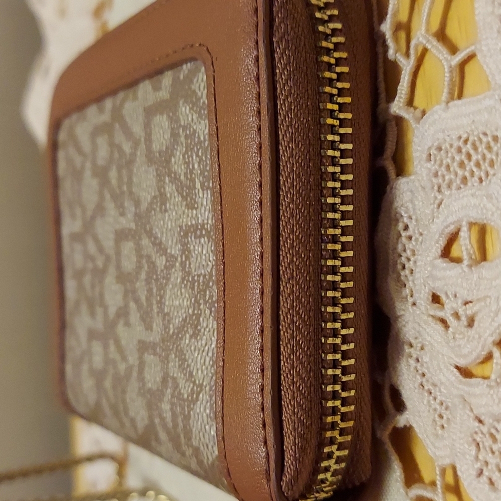 DKNY Signature Wallet - Picture 8 of 9
